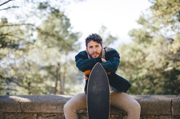 Foto gratuita plano medio del hombre con chaqueta azul