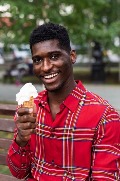 Plano medio del hombre disfrutando de un helado