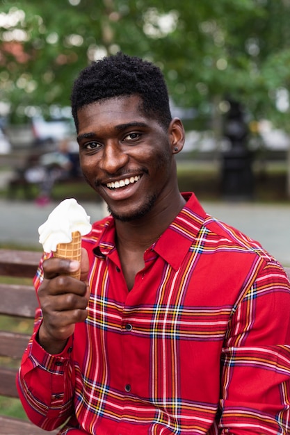 Plano medio del hombre disfrutando de un helado