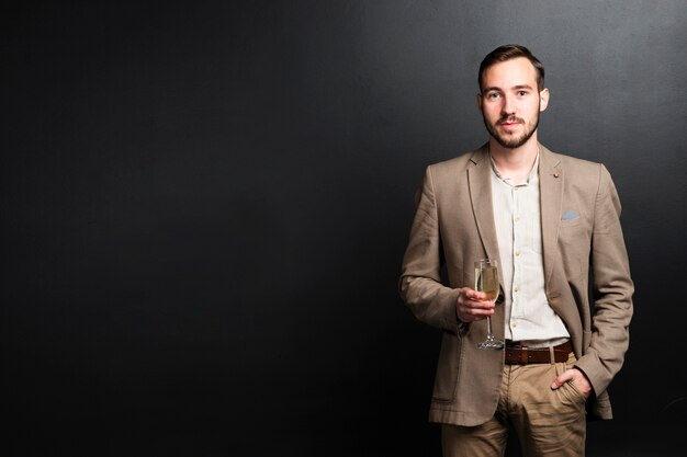 Plano medio del hombre elegante en la fiesta de año nuevo