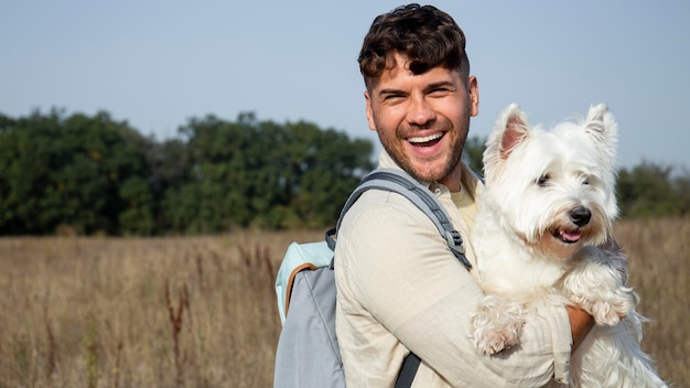 Foto gratuita plano medio hombre feliz sosteniendo mapa