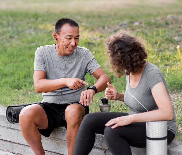 Plano medio hombre y mujer charlando