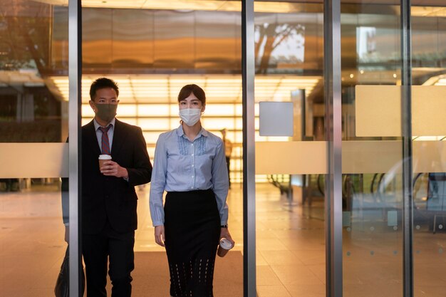 Plano medio de hombre y mujer con mascarilla