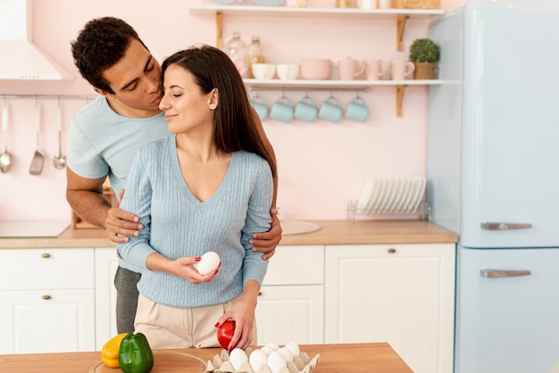 Plano medio hombre y mujer teniendo un momento