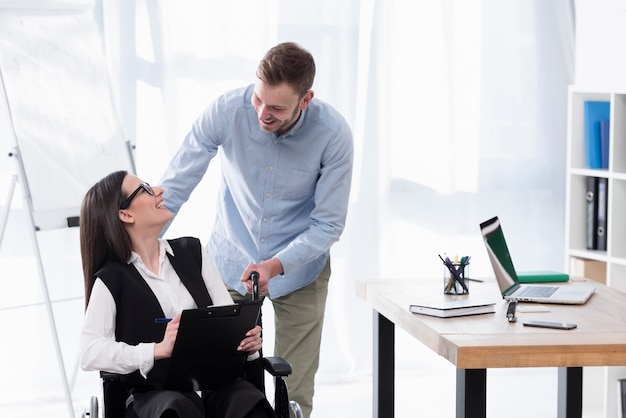 Foto gratuita plano medio hombre y mujer trabajando juntos