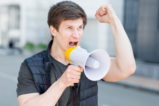 Plano medio del hombre protestando en la calle