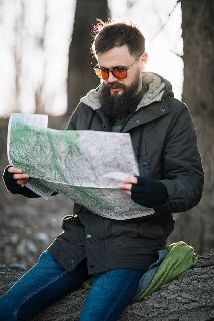 Plano medio hombre sosteniendo mapa