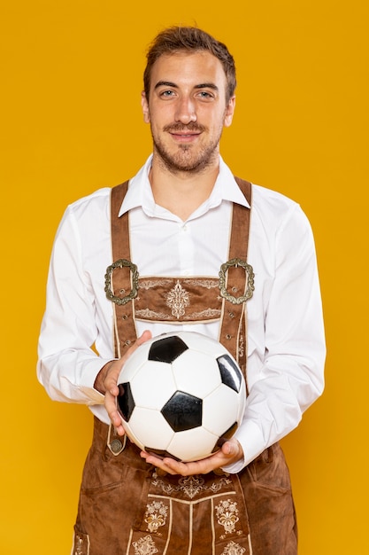 Foto gratuita plano medio del hombre sosteniendo una pelota