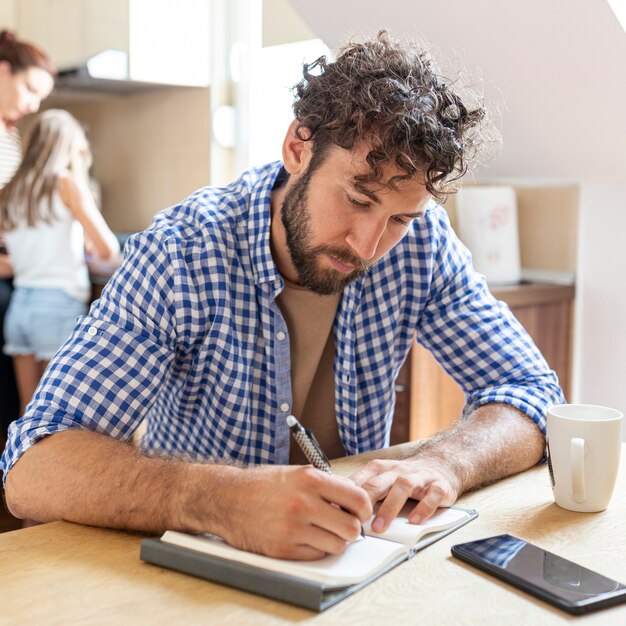 Plano medio del hombre tomando notas