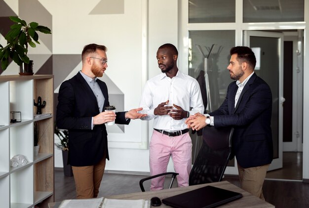 Plano medio de hombres trabajando juntos