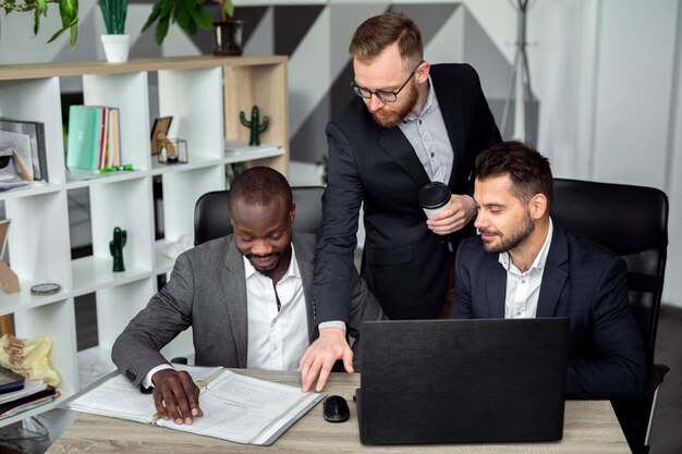 Plano medio de hombres trabajando