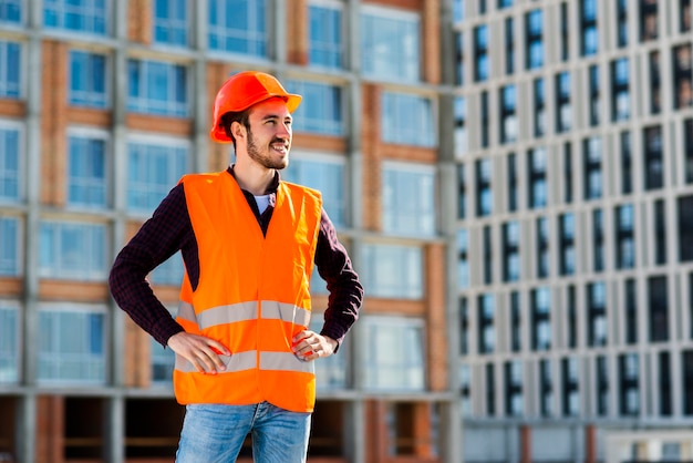 Plano medio del ingeniero mirando a otro lado