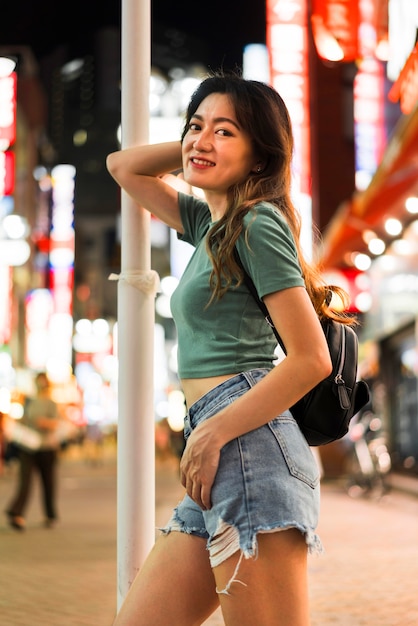 Plano medio de linda chica en tokio