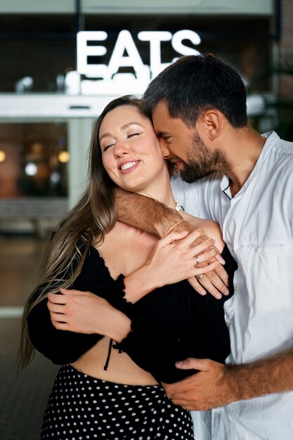 Plano medio linda pareja abrazándose