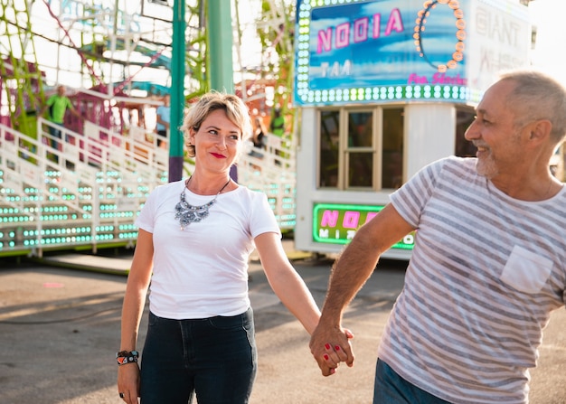 Foto gratuita plano medio linda pareja cogidos de la mano