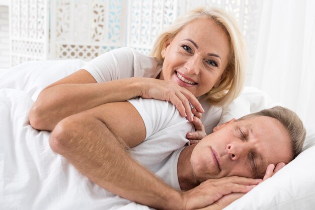 Plano medio linda pareja en el dormitorio