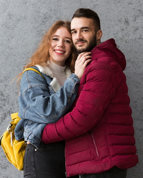 Foto gratuita plano medio de linda pareja feliz