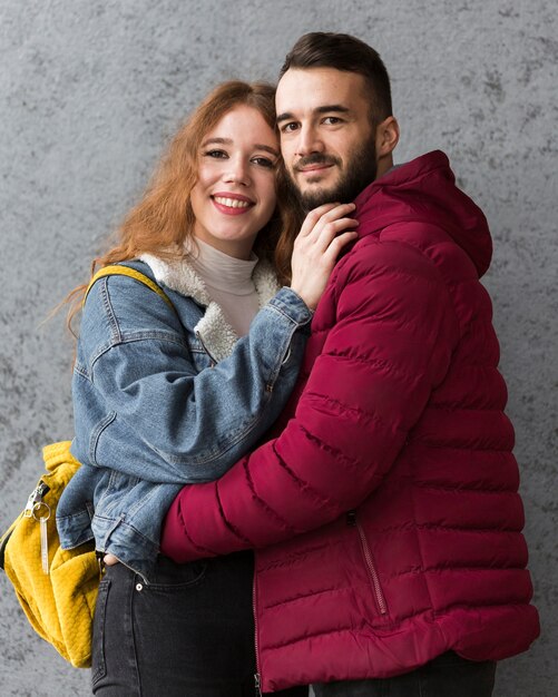 Plano medio de linda pareja feliz