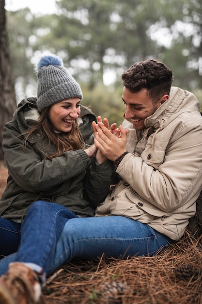 Plano medio linda pareja en la naturaleza