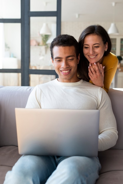 Foto gratuita plano medio de una linda pareja en el portátil