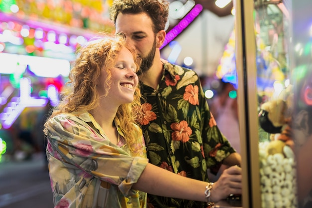 Foto gratuita plano medio linda pareja siendo feliz