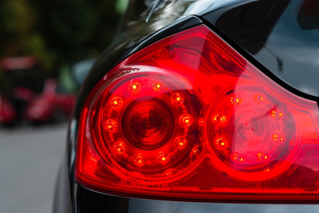 Plano medio de las luces traseras del automóvil