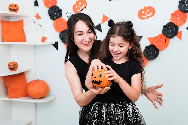 Plano medio de madre e hija pasando tiempo juntas