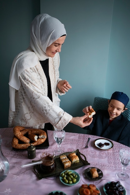 Plano medio madre e hijo comiendo