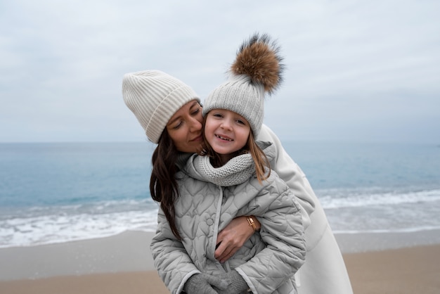 Foto gratuita plano medio madre e hijo en la playa