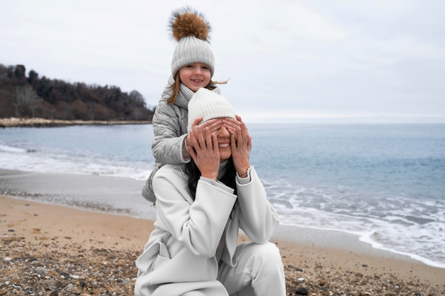 Foto gratuita plano medio madre e hijo en la playa