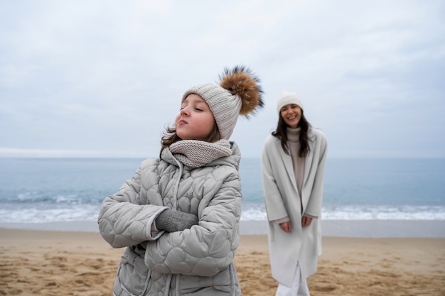 Foto gratuita plano medio madre e hijo en la playa