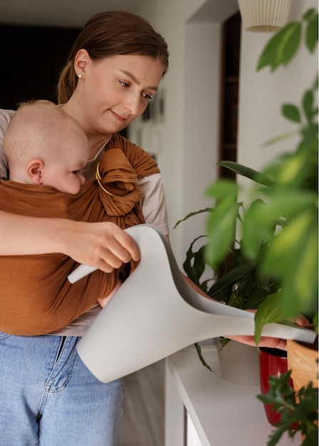 Foto gratuita plano medio madre regando plantas