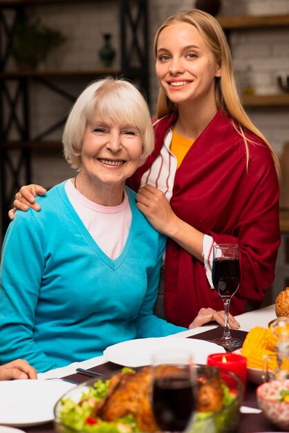 Plano medio de la madre y su hija.