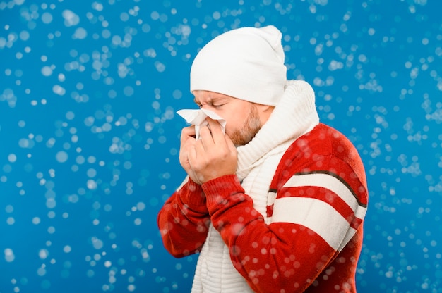 Plano medio del modelo estornudo de invierno