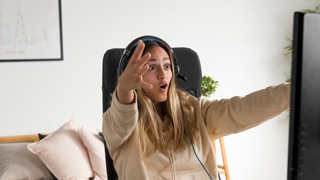 Plano medio molesto mujer jugando en la computadora