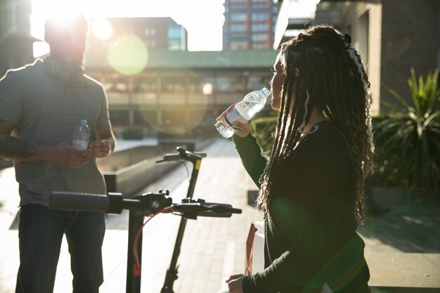 Plano medio de mujer agua potable