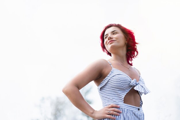 Plano medio de mujer al aire libre