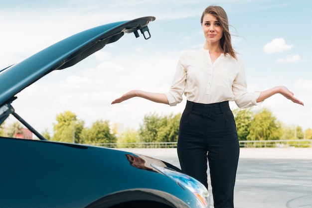 Plano medio de mujer y auto