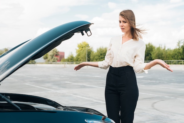 Foto gratuita plano medio de mujer y auto