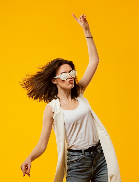 Plano medio de mujer con gafas