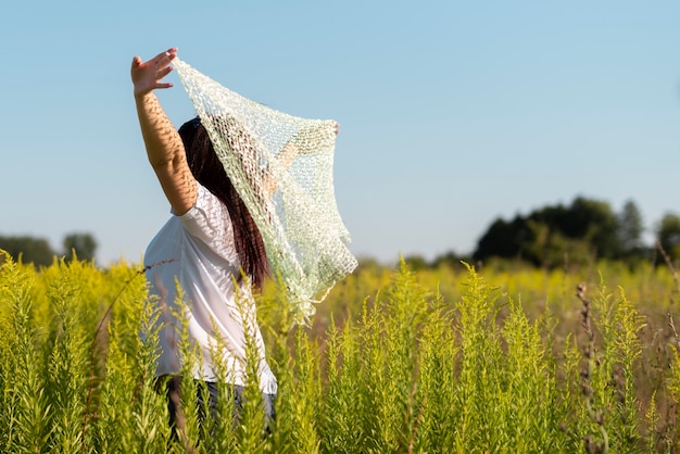 Plano medio de una mujer joven en la naturaleza