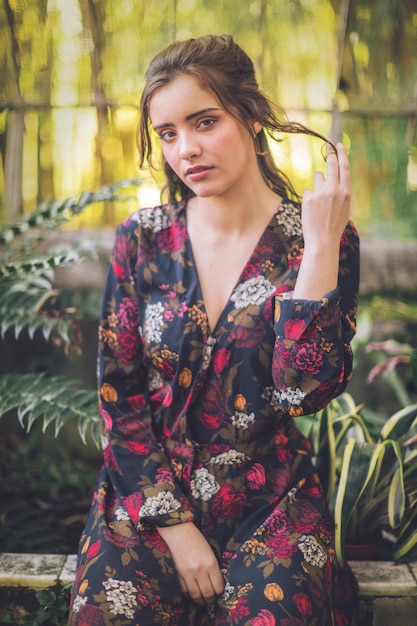 Plano medio de mujer jugando con su cabello