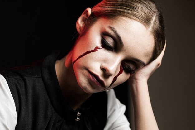 Plano medio de mujer con maquillaje de halloween