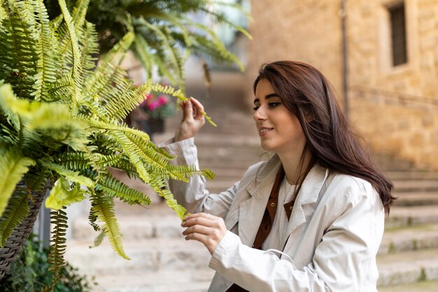 Plano medio mujer mirando planta