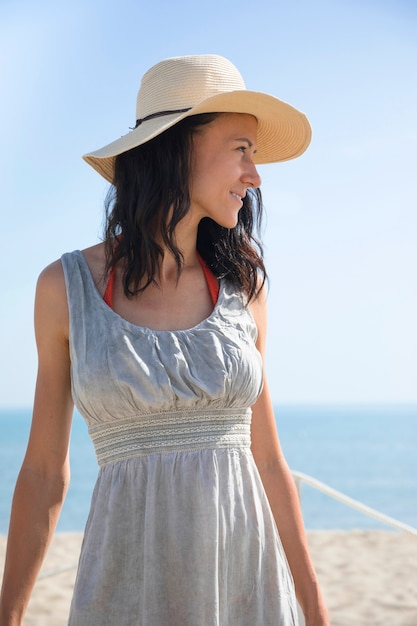 Foto gratuita plano medio de una mujer mirando a la playa.