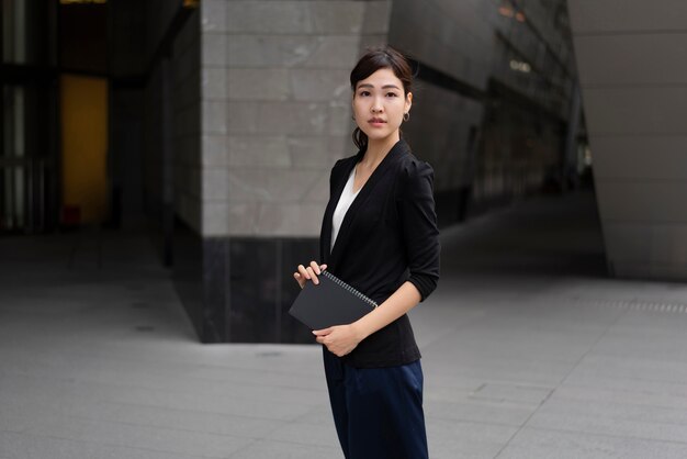 Plano medio de mujer de negocios japonesa
