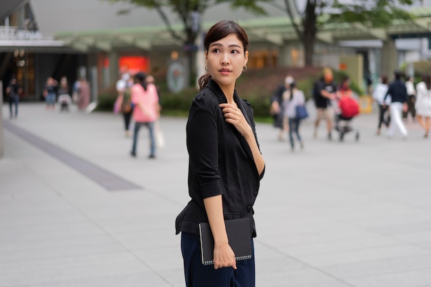 Foto gratuita plano medio de mujer de negocios japonesa