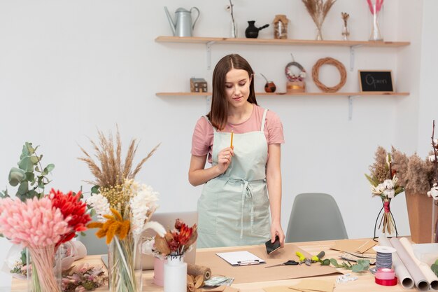 Plano medio de mujer de negocios con una pluma