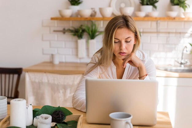 Plano medio mujer ocupada trabajando