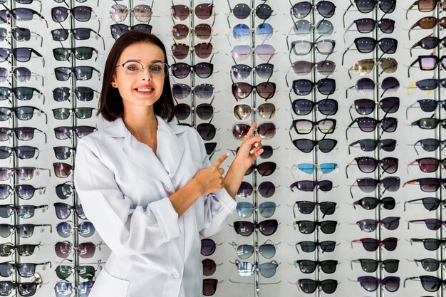 Plano medio de mujer con pantalla de gafas de sol